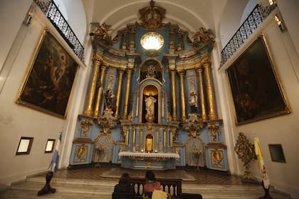El altar central de la parroquia