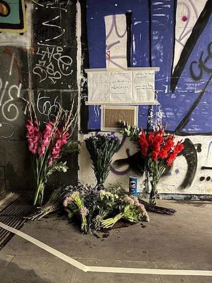 El altar con flores y dedicatorias para Arina Glazunova
