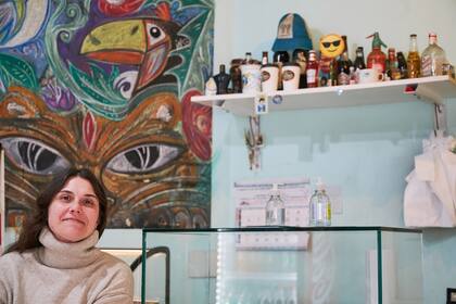 El altar de barrio de la Pulpería De Francisco tiene su historia original, pero con el tiempo los vecinos también han aportado lo suyo.