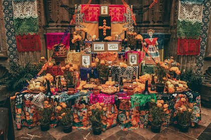 El altar de siete pisos tiene un significado mixto en Día de Muertos (Unsplash)