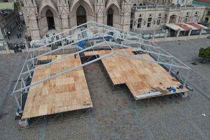 El altar exterior donde se llevará adelante la misa
