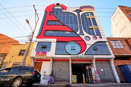 El Alto Cholets desafía los tonos apagados que caracterizan a la construcción boliviana moderna.