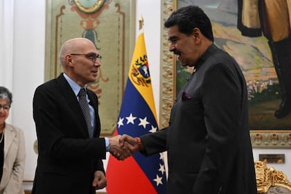 El Alto Comisionado de la ONU para los Derechos Humanos, Volker Turk, estrecha la mano del presidente venezolano, Nicolás Maduro, durante una reunión en el Palacio Presidencial de Miraflores, en Caracas, el 27 de enero de 2023.