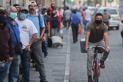 El alto porcentaje de trabajo informal dificulta el cumplimiento de las cuarentenas en América Latina.