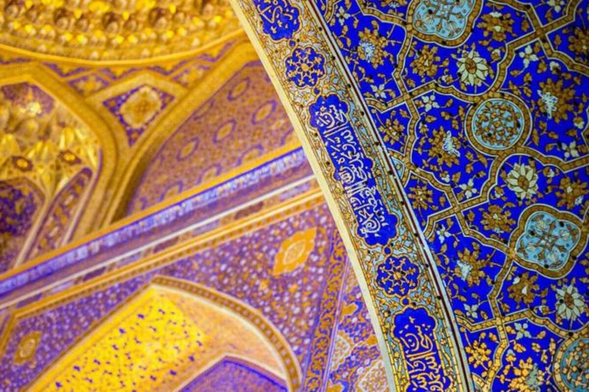 El alucinante interior de la madrasa de Tilla-Kori en Samarcanda, uno de los sitios clasificados como Patrimonio de la Humanidad por la Unesco en Uzbekistán.