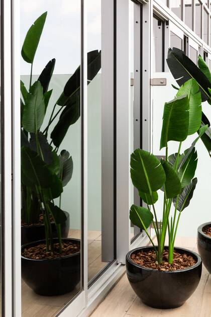 El aluminio anodizado natural se expresa en diferentes tipologías en el edificio Lofts de Distrito Quartier.