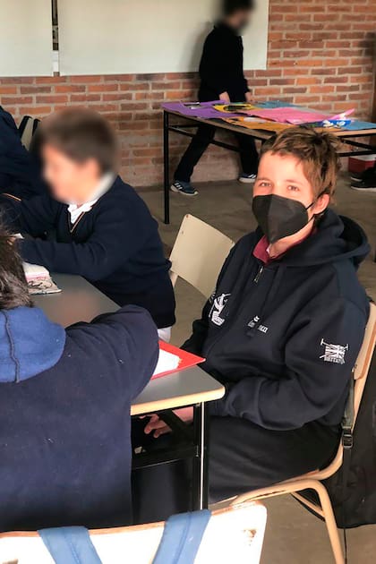 El alumno Pedro Heguy en el colegio Los Robles, de nuevo entre compañeros y en un aula.