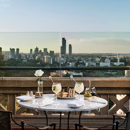 El Alvear Roof Bar, ubicado en el piso 11 del exclusivo hotel Alvear, permite tener una postal de la ciudad donde se lucen la Av. Figueroa Alcorta, la Facultad de Derecho y el río