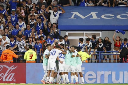 El Amalfitani festeja; Vélez le ganó a Boca ante su gente