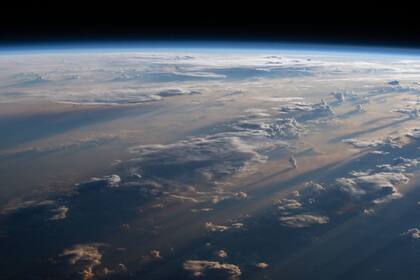 El amanecer ilumina la atmósfera de la Tierra, visto desde la Estación Espacial Internacional