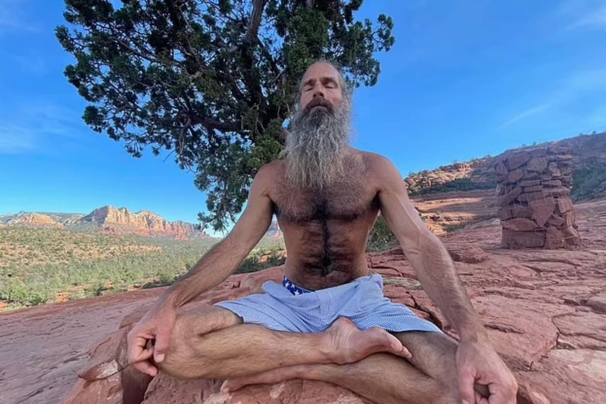 El amante de la orina también va al gimnasio regularmente para desarrollar músculo después de su práctica única de terapia de orina