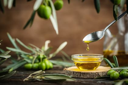 El amargor y el picor característicos del aceite de oliva virgen extra están relacionados con la presencia de compuestos fenólicos.