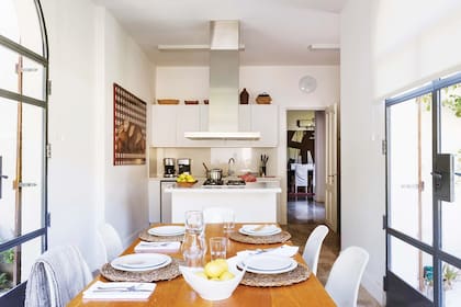 El amoblamiento de la cocina es termoformado (Reno) con mesada y alzada en Silestone.