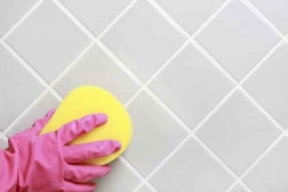 El amoníaco y el agua caliente es un potente limpiador de azulejos