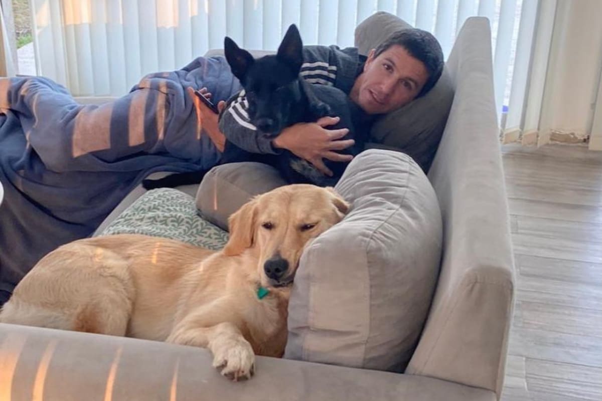 El amor del mediocampista por los animales, con sus mascotas Luna e Ipa. Crédito: Instagram