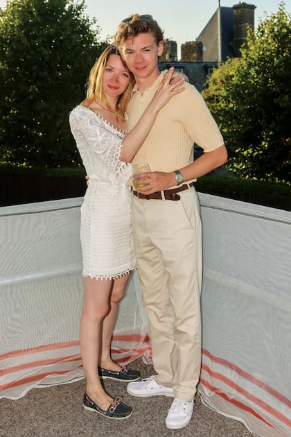 “El amor está en todas partes”. Con esta frase, salida de la comedia navideña que lo hizo famoso, el actor su casamiento con la ex de Elon Musk en las redes sociales.