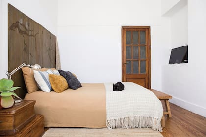 El amor por los textiles también queda de manifiesto en el dormitorio principal.