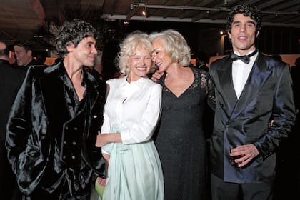 El amoroso encuentro entre Los Javis (Javier Calvo y Javier Ambrossi), Pamela Anderson –by Carolina Herrera– y Jessica Lange