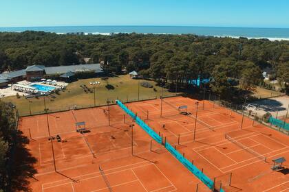 El amplio complejo tenístico de Pinamar, cerca de la costa y numerosas comodidades