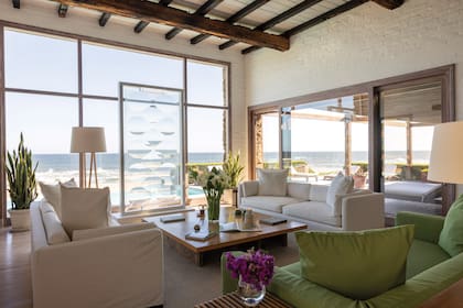 El amplio living, con grandes ventanales que dan al mar, se completa con una espectacular escultura de acrílico, también de Polesello, quien era muy amigo de Eduardo.