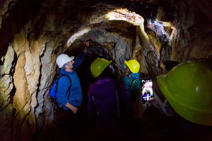 El análisis de la roca dentro del túnel.