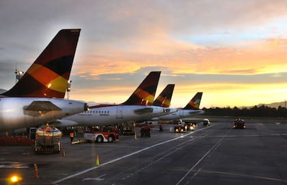 El análisis se basó en 13 métricas clave divididas en tres categorías principales: equipaje y salidas, comodidad y costo en vuelo, y seguridad