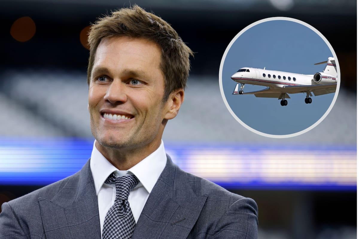 El analista principal de la NFL de Fox Sports, Tom Brady, sonríe en el campo durante los calentamientos antes de un partido de fútbol americano de la NFL (montaje sobre foto AP/Gareth Patterson)