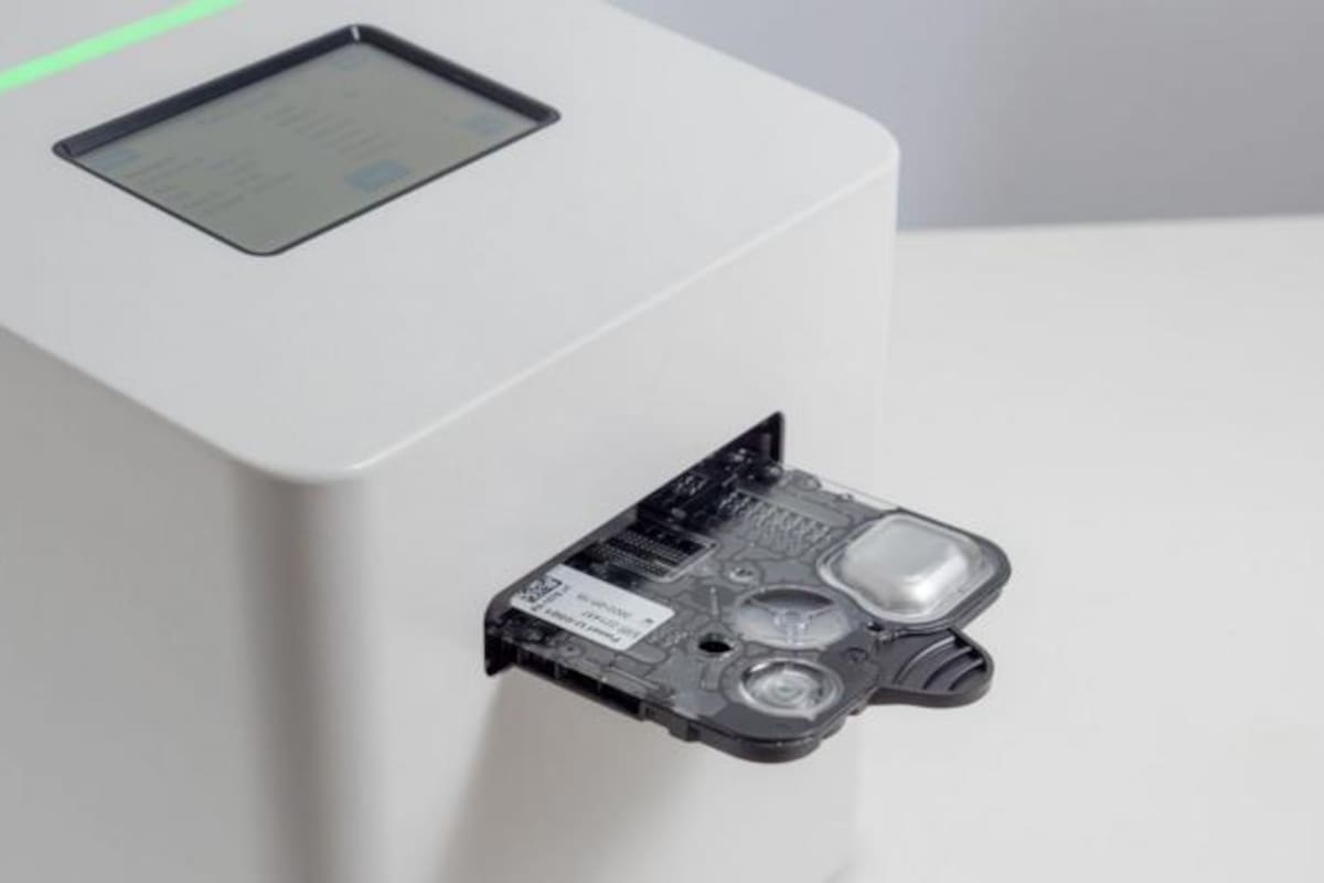 El analizador PA-100, que ganó el Premio Longitude, puede indicar a los médicos si una infección urinaria es causada por bacterias y cuál es el antibiótico adecuado a utilizar.