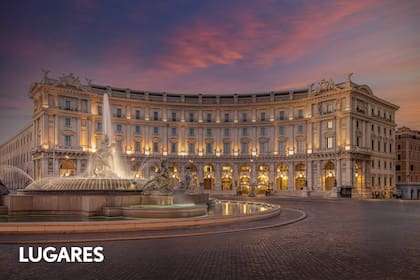 El Anantara Palazzo Naiadi está en plena Piazza della Repubblica, con vista a la Fuente de las Náyades