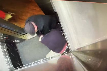 Un adulto mayor no toleró la falta de respeto de un muchacho que le tosió en el rostro dentro de un ascensor y utilizó técnicas de artes marciales para darle un escarmiento. El episodio quedó registrado en la cámara de seguridad