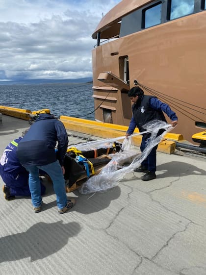 El ancla , de alto poder de agarre especial para yates tipo AC-14, a punto de ser ingresada en La Datcha.