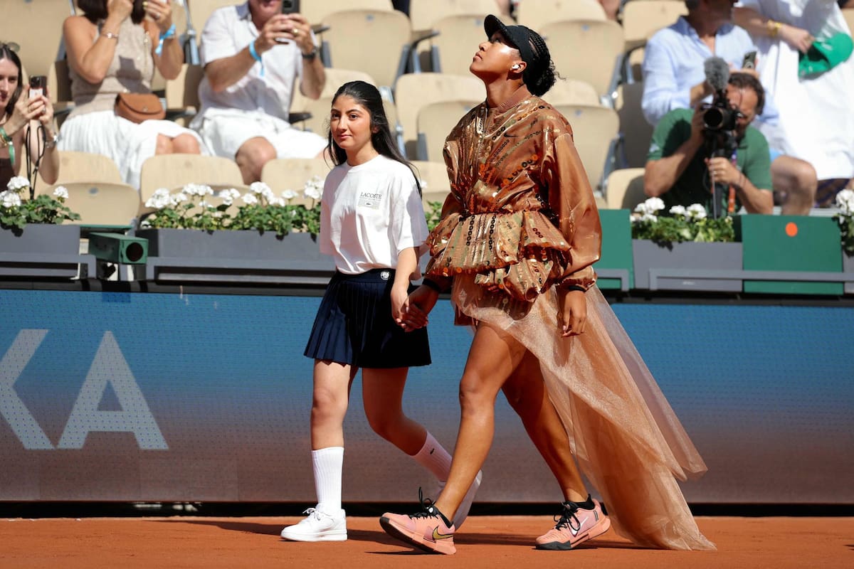 El andar relajado de Naomi Osaka en Roland Garros: este sábado ganó y llamó la atención una vez más