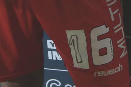 El "1" agregado con cinta adhesiva en el pantalón de Carlos Quintana, el 16 de Argentinos
