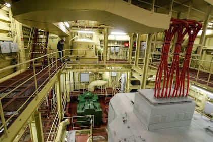 Este tipo de ingenios nunca se ha producido masivamente. Será, de hecho, la primera planta nuclear flotante desde el MH-1A Sturgis, el reactor militar estadounidense que proveyó de electricidad al canal de Panamá entre 1968 y 1975, cuando se consideró que su mantenimiento era excesivamente caro. En