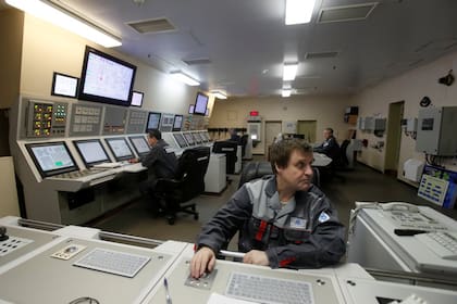 Es la primera central nuclear flotante de Rusia, que tiene previsto zarpar este viernes del puerto de Múrmansk, en el noroeste del país, hacia la península de Chukotka, donde comenzará a operar en diciembre. En la imagen, un empleado trabaja en los preparativos del navío antes de que zarpe al mar de