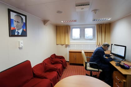 Greenpeace y otros grupos ambientalistas insisten, en cambio, en la amenaza que supone la instalación, que precisa ser remolcada, lo que hace más fácil que sea objetivo de un atentado terrorista. El Académico Lomonósov necesitará dentro de siete años un recambio del combustible nuclear, para lo que