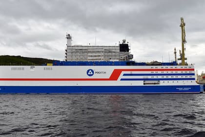 El "Académico Lomonósov" zarpó este viernes del puerto de Múrmansk, en el noroeste del país. Greenpeace lo llama el "Chernobyl flotante"