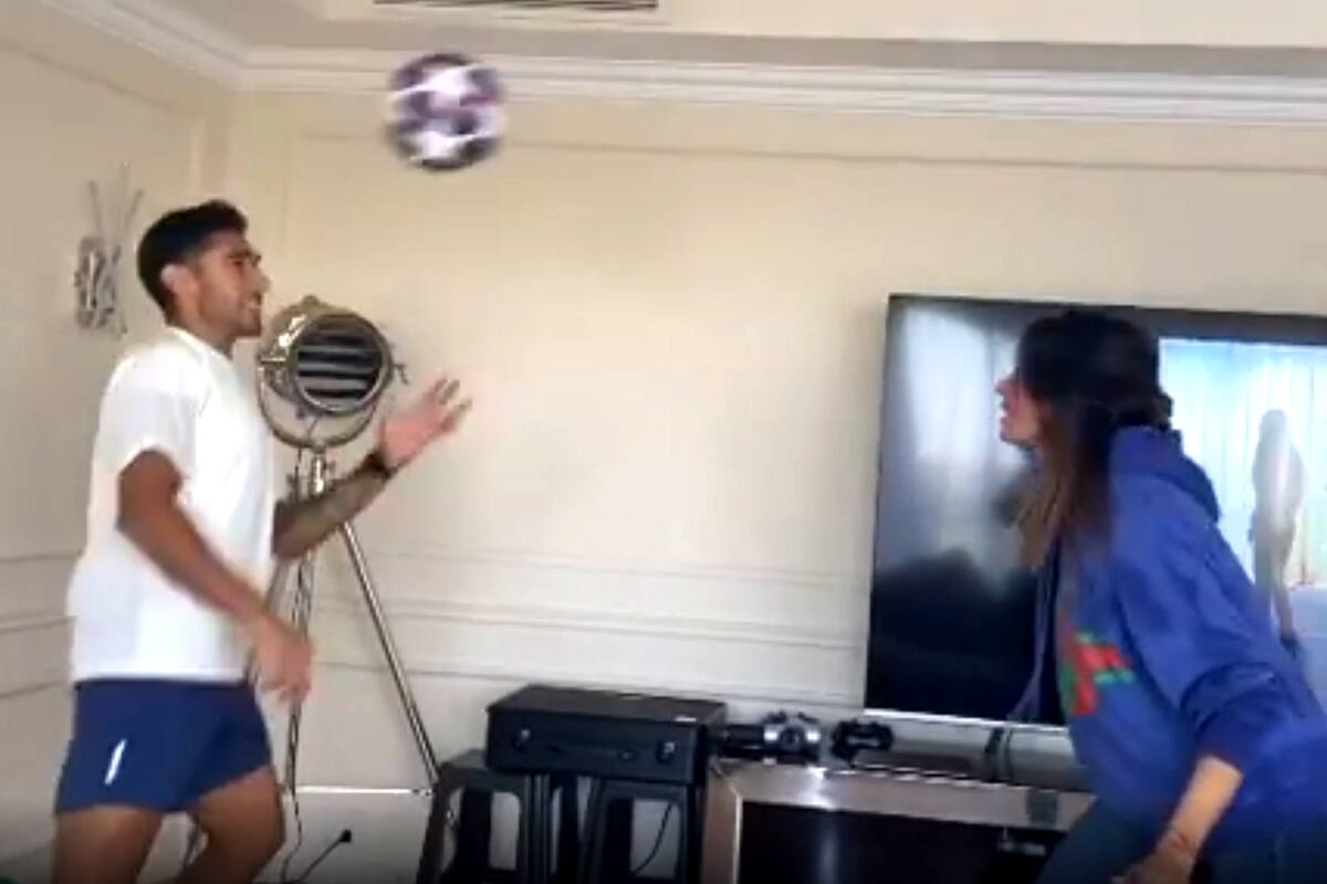 El "cabecita" de Eduardo Salvio y su pareja en el living de su casa.