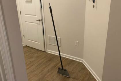 El "desafío de la escoba" se volvió viral entre los usuarios de las redes sociales. Fuente: Twitter.