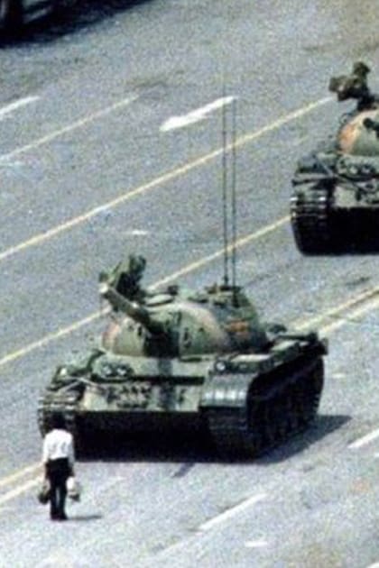 El "hombre del tanque", también apodado como "el rebelde desconocido", protagoniza la imagen que dio la vuelta al mundo sobre lo que ocurrió en la plaza de Tiananmen en junio de 1989