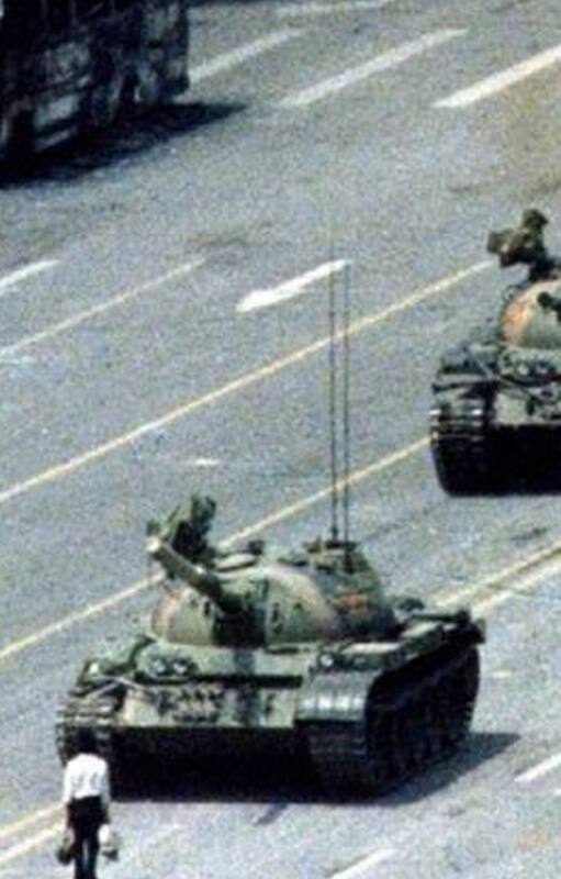El "hombre del tanque", también apodado como "el rebelde desconocido", protagoniza la imagen que dio la vuelta al mundo sobre lo que ocurrió en la plaza de Tiananmen en junio de 1989