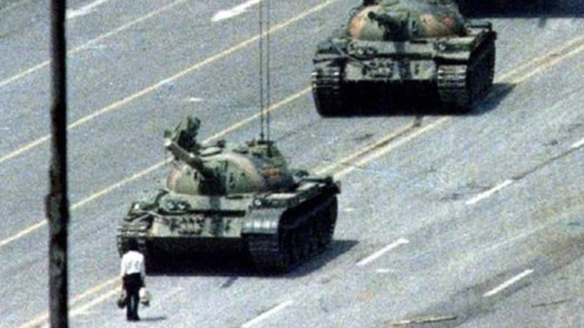 El "hombre del tanque", también apodado como "el rebelde desconocido", protagoniza la imagen que dio la vuelta al mundo sobre lo que ocurrió en la plaza de Tiananmen en junio de 1989