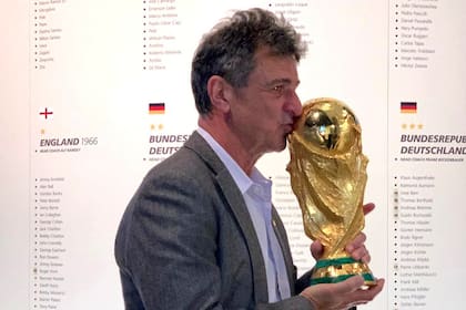 El "Matador" Mario Kempes en el Museo de la FIFA, en Suiza, con la Copa Mundial.