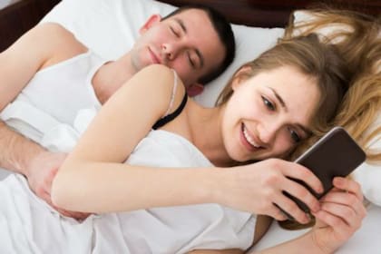Algunos lo definieron como situaciones en las que alguien demuestra el suficiente interés como para que la otra persona se quede, pero al mismo tiempo está desinteresado en construir algo más allá de eso, dejando solo “migajas”