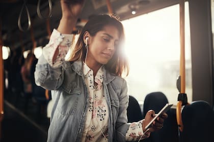 El "primero las damas" tiene mucho que ver con considerar que las mujeres están en inferioridad de condiciones