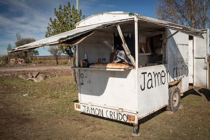El "truck" estacionado el lado de la ruta.