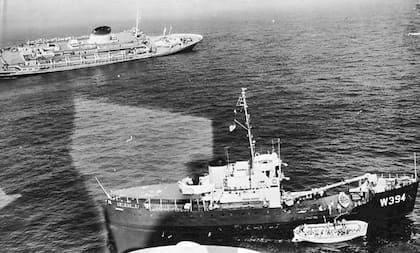 El Andrea Doria permaneció a flote durante horas antes de volcarse y desaparecer bajo el Atlántico la mañana del 26 de julio de 1956