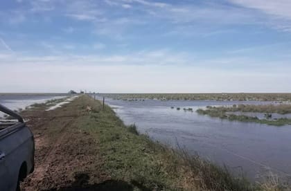 El anegamiento de los caminos rurales dificulta el traslado de la hacienda y el ingreso de maquinaria para reparar la infraestructura dañada