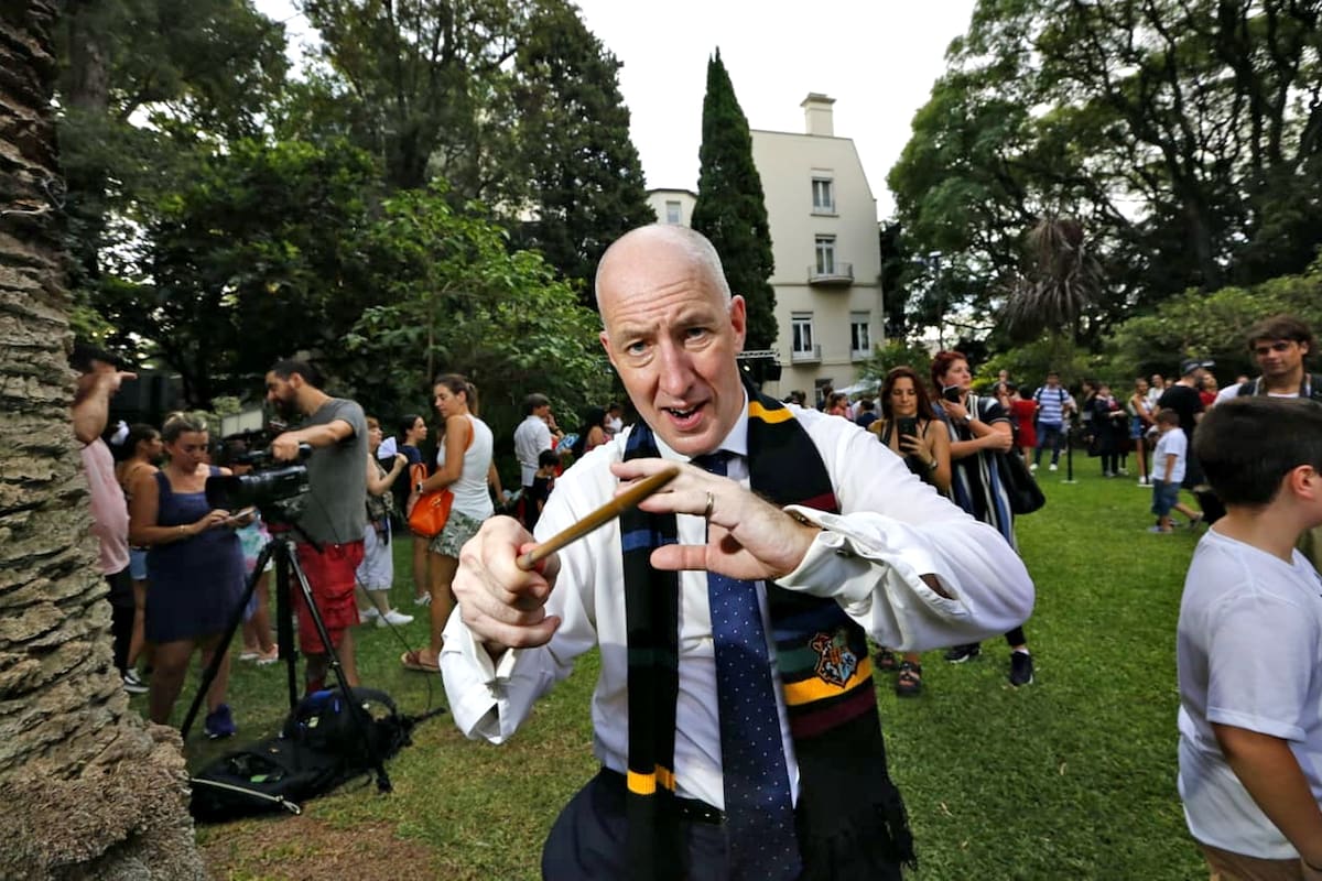 El anfitrión del evento, el embajador Mark Kent