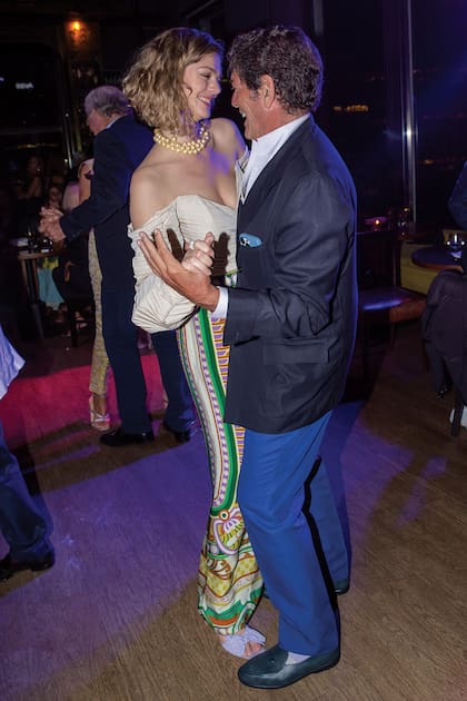 El anfitrión dio comienzo al baile con su hija Lucía.